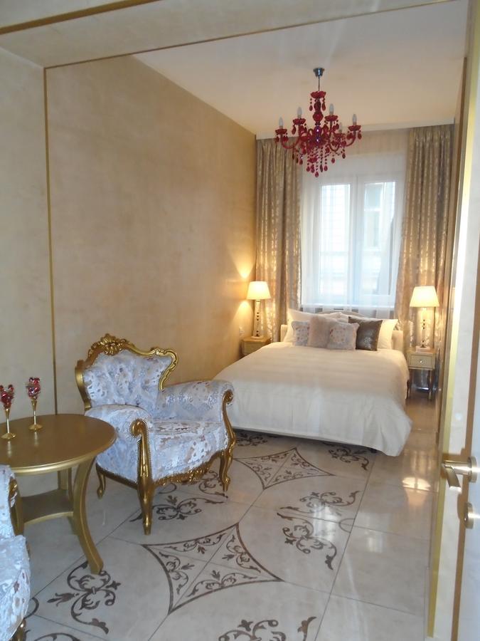 Bourgeois Apartment *